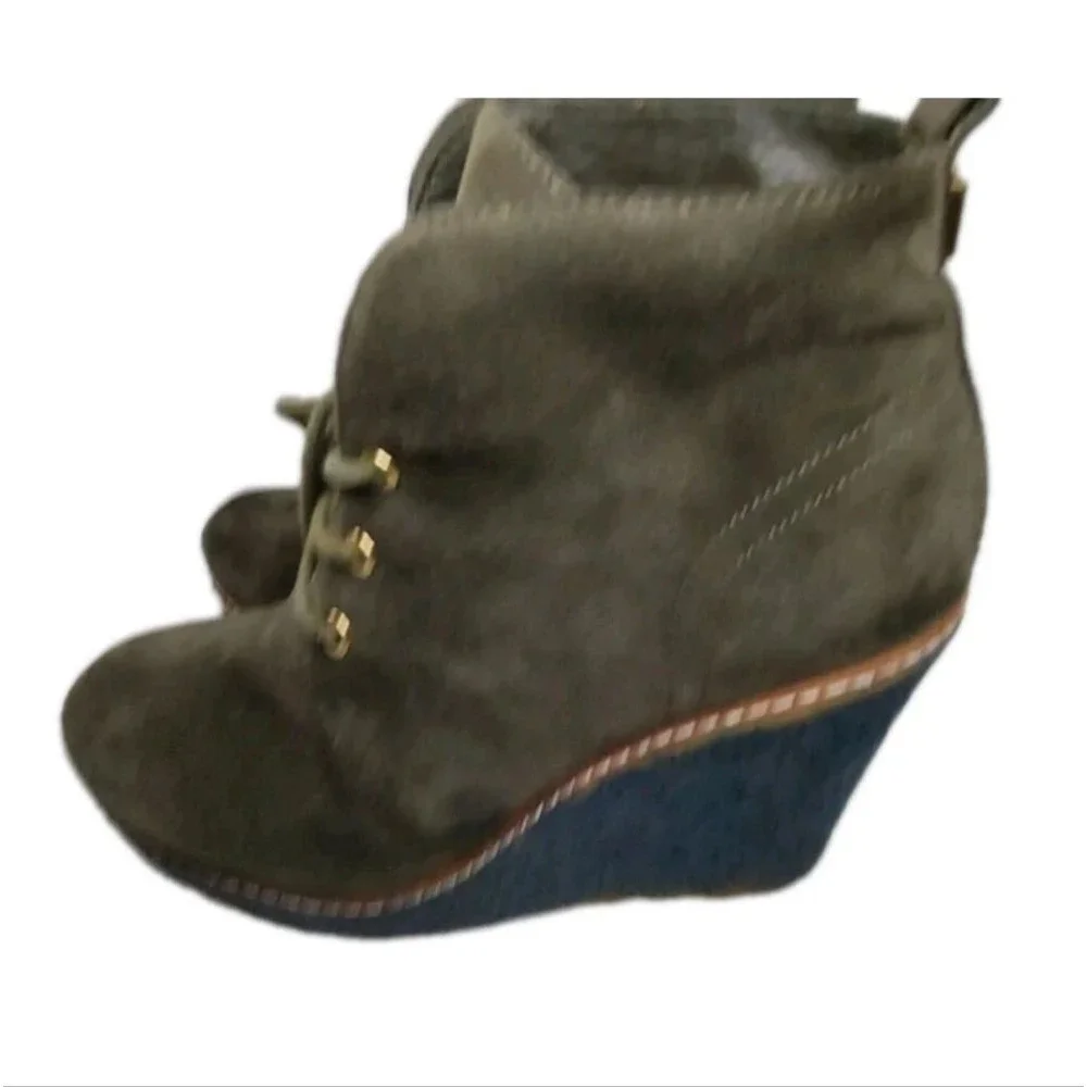 Tory Burch Vicki Wedge Platform Ankle Booties Size 7 Olive Green Suede Gum Sole